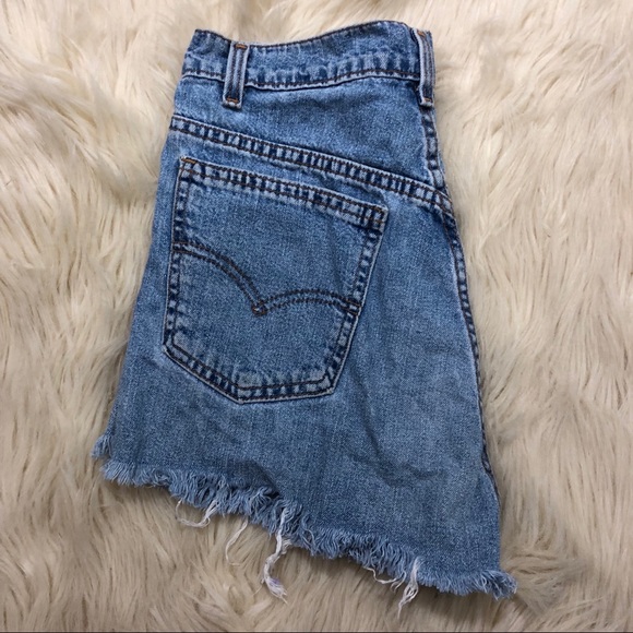 Vintage distressed Levi’s shorts - Picture 2 of 5